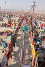 Pessoas no festival Kumbh Mela, o maior encontro religioso do mundo, em Allahabad, Uttar Pradesh, Índia . — Fotografia de Stock
