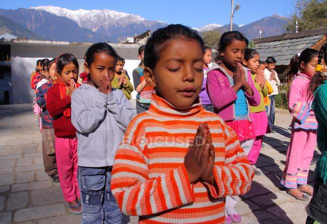 Petites filles sur la prière du matin — Photo de stock