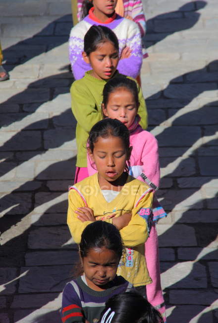 Bambine in preghiera del mattino — Foto stock