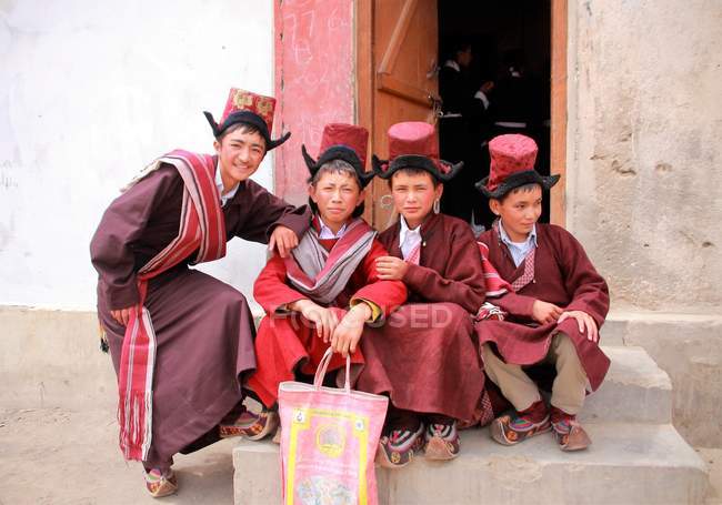 Мальчики в традиционной одежде монаха — стоковое фото