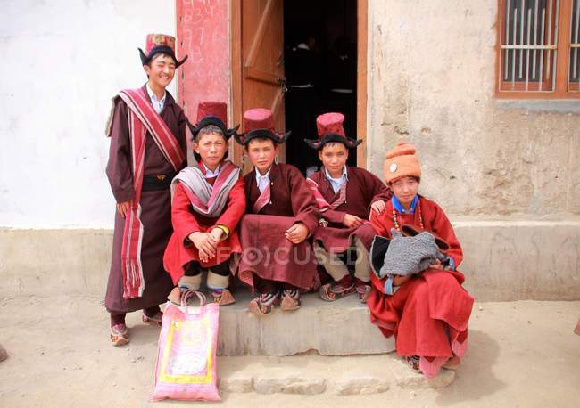 Мальчики в традиционной одежде монаха — стоковое фото