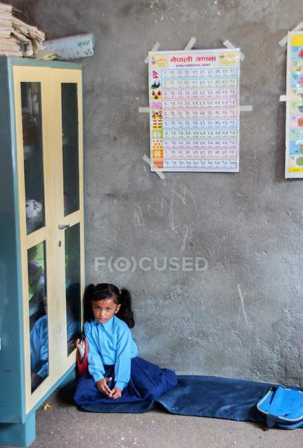 Chica sentada en la escuela clase - foto de stock
