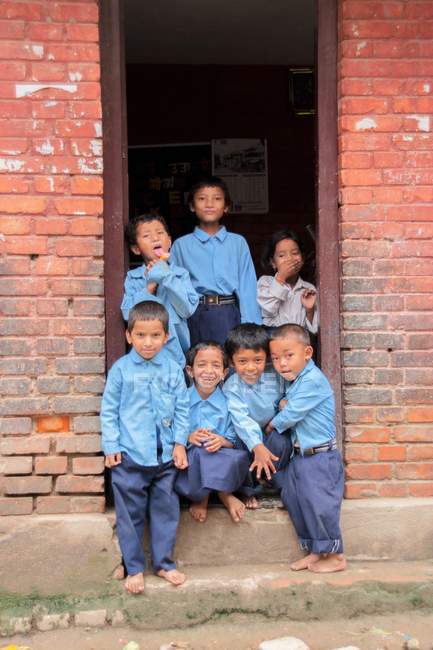 Kinder in Schuluniform lächeln in die Kamera — Stockfoto