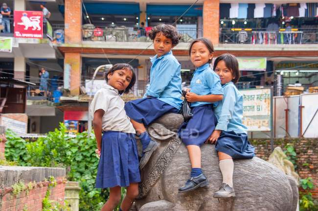 Crianças de uniforme escolar sorrindo para a câmera — Fotografia de Stock