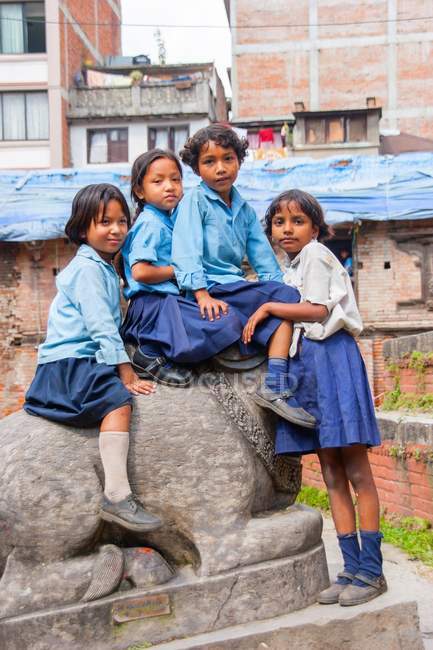 Bambini in uniforme scolastica sorridenti alla macchina fotografica — Foto stock