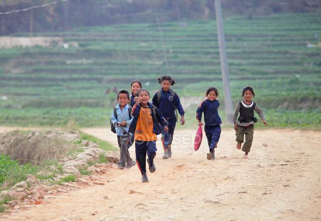 Bambini che sorridono e corrono — Foto stock