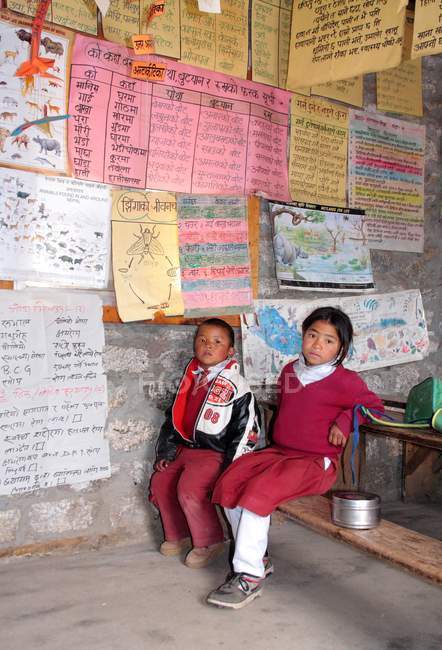 Junge und Mädchen in Uniformen sitzen im Klassenzimmer — Stockfoto