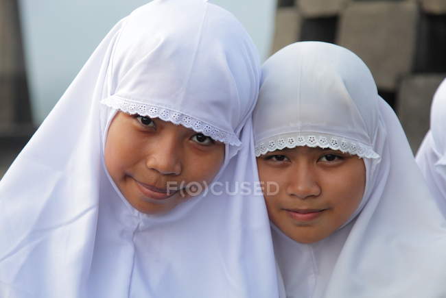 Ritratto di ragazze in hijab — Foto stock