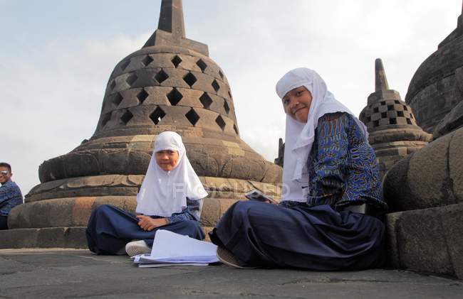 Девушки в хиджабе смотрят в камеру — стоковое фото