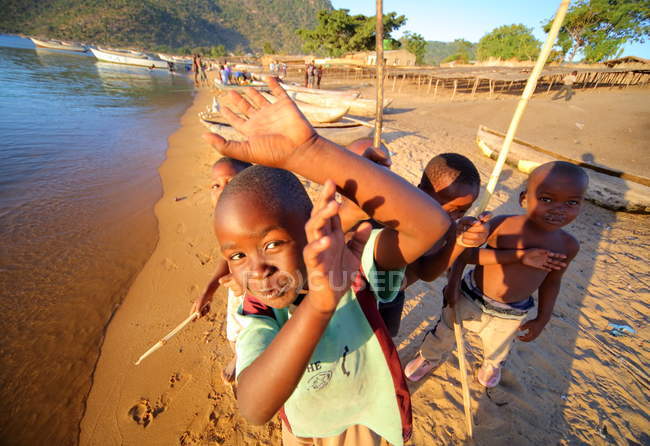 Crianças locais no lago Malawi — Fotografia de Stock