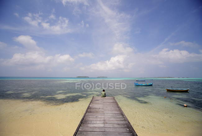 Hombre en hermosa costa - foto de stock