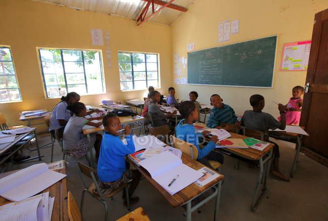 Escuela en la aldea de Grashoek - foto de stock