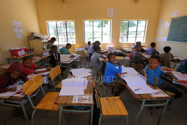 Scuola nel villaggio di Grashoek — Foto stock
