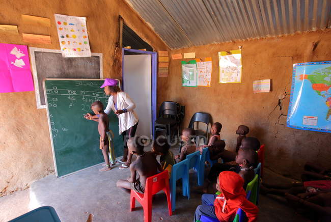 Escuela en la aldea de la tribu Himba - foto de stock