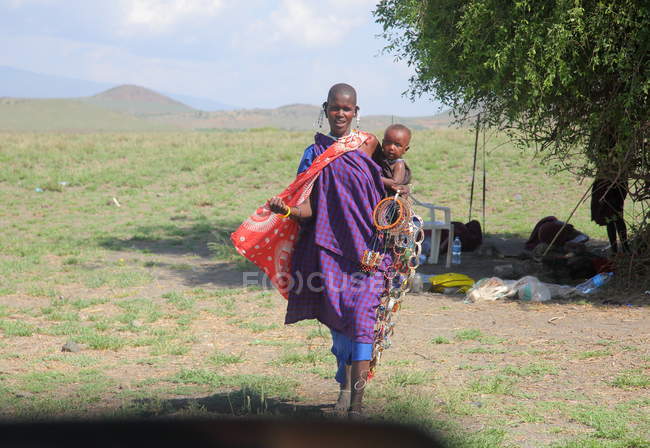 Massai-Frau mit Baby in traditioneller Kleidung, Tansania — Stockfoto