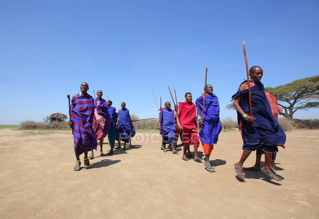 Pueblo de la tribu maasai - foto de stock