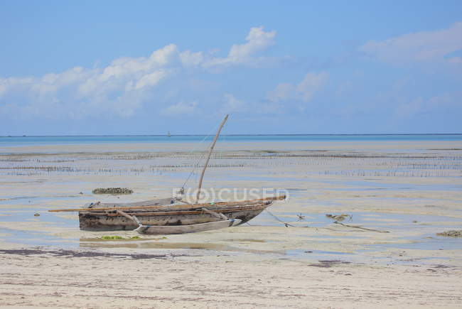 Bateau sur la plage Zanzibar île — Photo de stock