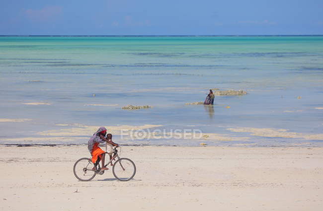 Famille équitation Vélo sur la plage Zanzibar — Photo de stock