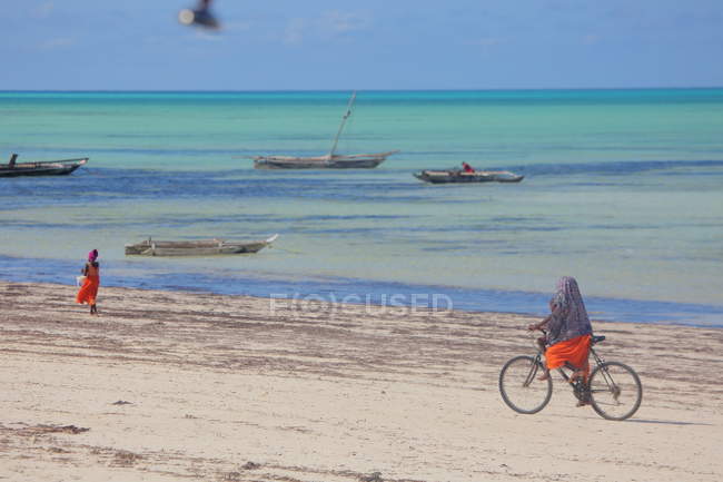 Família Equitação Bicicleta na praia Zanzibar — Fotografia de Stock
