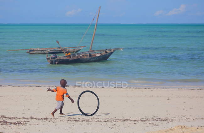Хлопчик на пляжі острові Занзібар — стокове фото