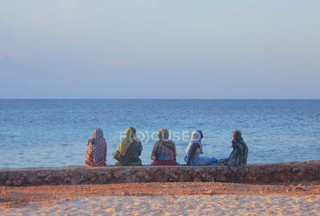 Donne locali sulla spiaggia isola di Zanzibar — Foto stock