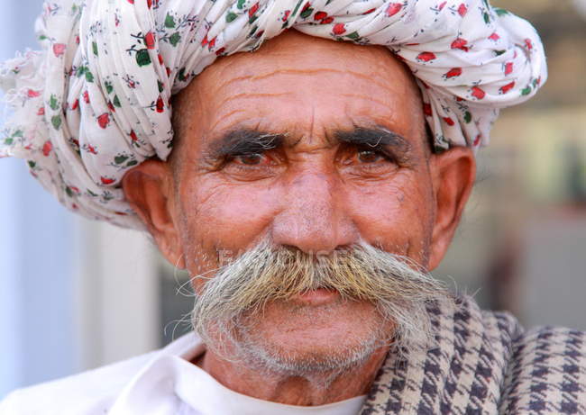 Hombre tribal local en Ajmer - foto de stock