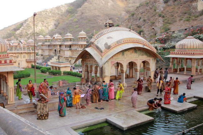 Personnes au temple des singes à Jaipur — Photo de stock