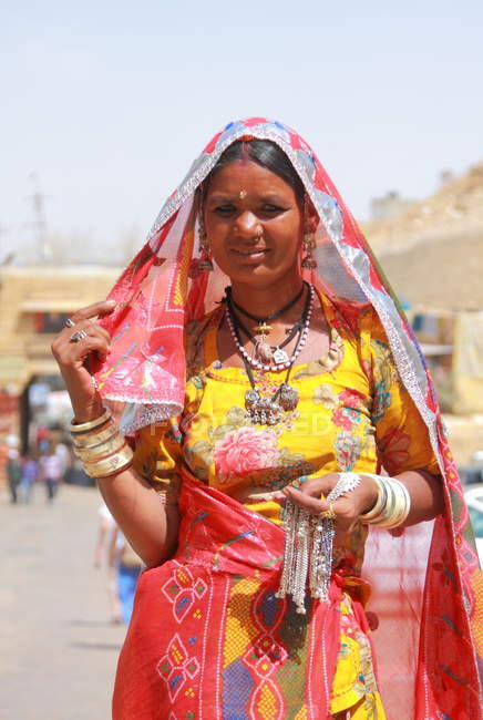 Красивая индийская женщина — стоковое фото