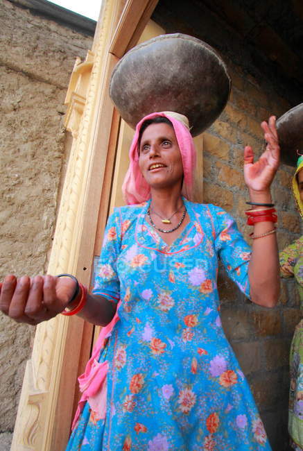 Woman near house in Jaisalmer. — Stock Photo