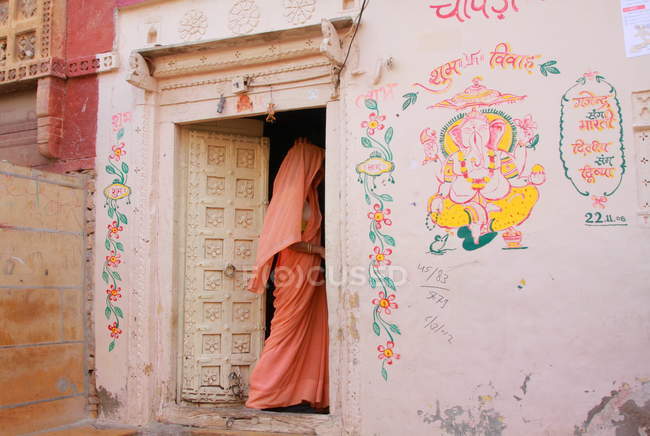 Jeune femme près de maison à Jaisalmer . — Photo de stock
