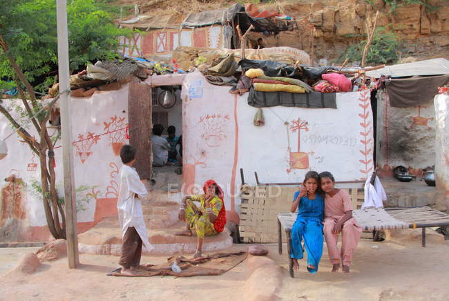 Einheimische Familie in Jaisalmer. Indien. — Stockfoto