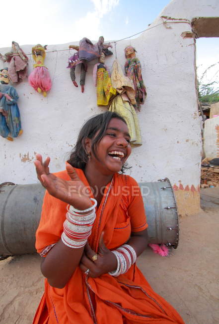 Glücklich lächelnde indische Frau — Stockfoto