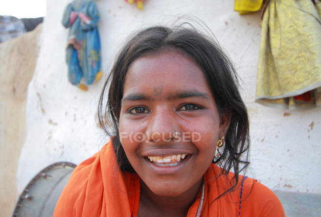 Bonne femme indienne souriante — Photo de stock