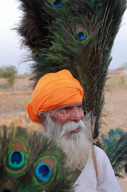 Индиец с оранжевым тюрбаном — стоковое фото