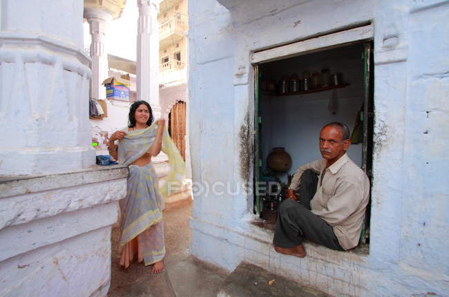 La gente local en la ciudad de Jodhpur - foto de stock