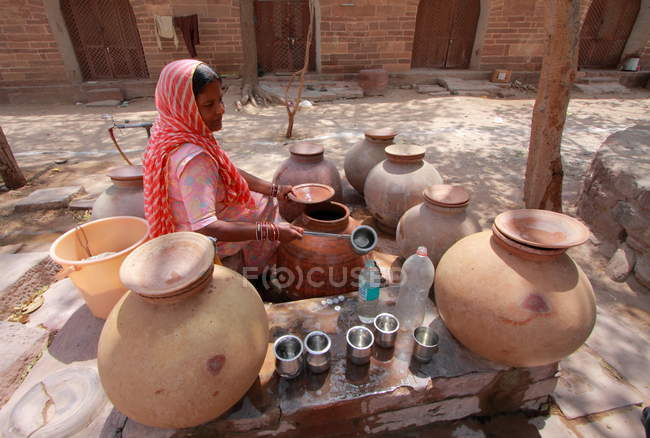 Local woman sells clay products — Stock Photo