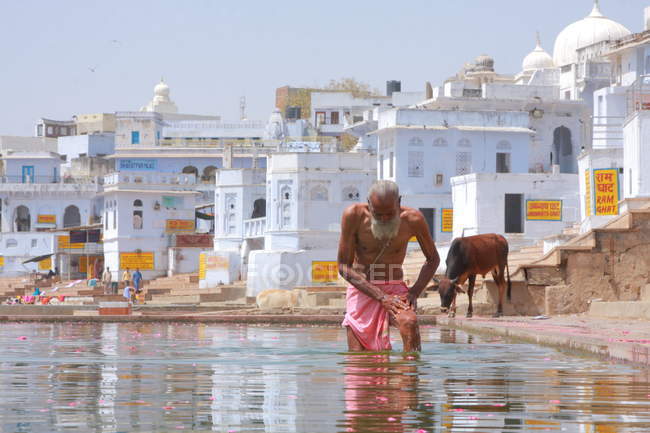 Indio pobre hombre tomando baño - foto de stock