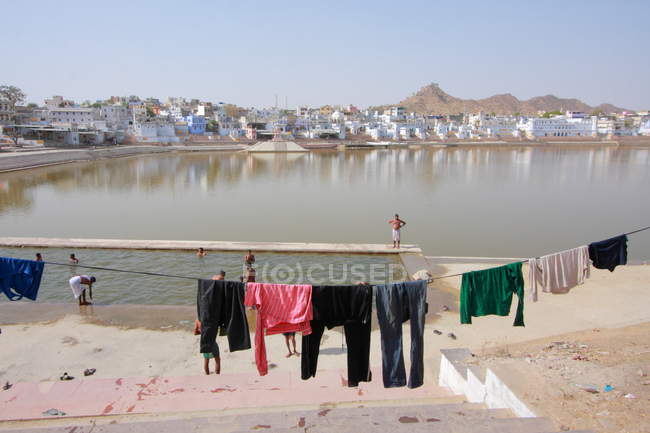Persone che si lavano nel lago sacro a Pushkar — Foto stock