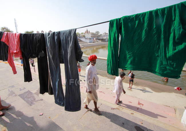 Pessoas lavando no lago sagrado em Pushkar — Fotografia de Stock