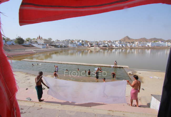 Gente lavándose en el lago sagrado en Pushkar - foto de stock