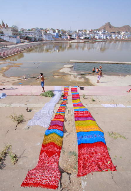 Persone che si lavano nel lago sacro a Pushkar — Foto stock