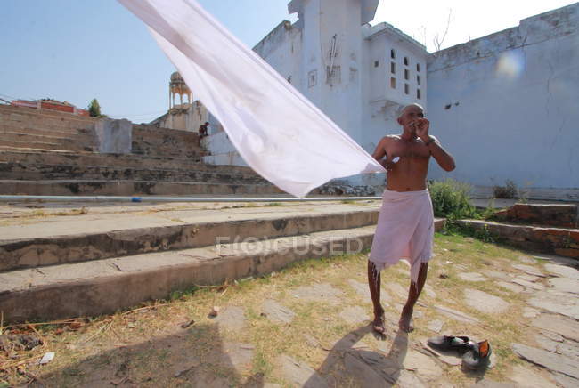 Людина висихає одягу в Пушкар — стокове фото