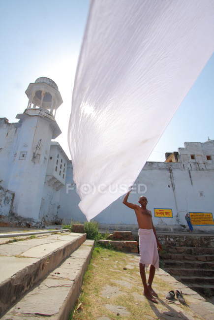 Hombre seca ropa en Pushkar - foto de stock