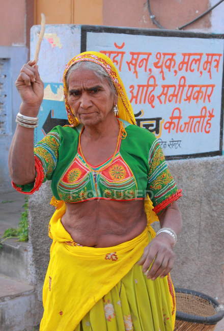 Anciana local en Jodhpur (India. Estado de Rajastán ) - foto de stock