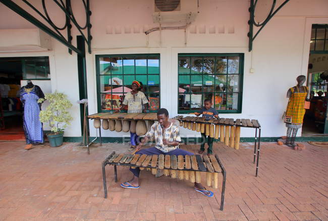 Gente local en la calle tocando música en el norte de Namibia - foto de stock