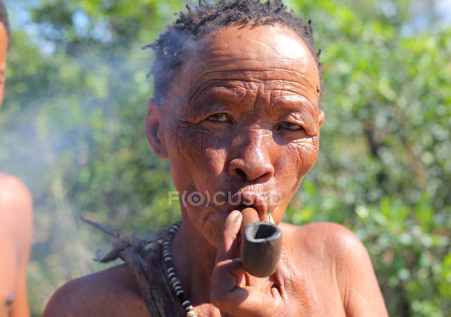 San bushman fumando - foto de stock