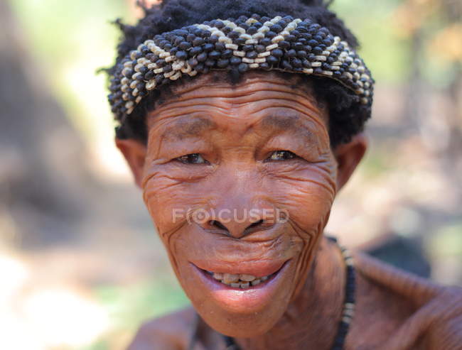 Старі bushwoman в пустелі Калахарі — стокове фото