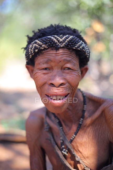 Mulher velha no deserto de Kalahari — Fotografia de Stock