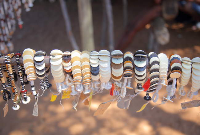 Pulseras hechas a mano en Grashoek - foto de stock