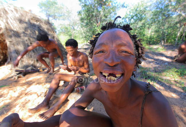 San buschmänner in der kalahari wüste — Stockfoto